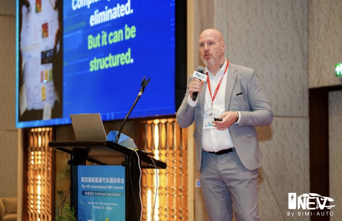 Kai Hooge speaking on stage at the BIMI NEV Summit